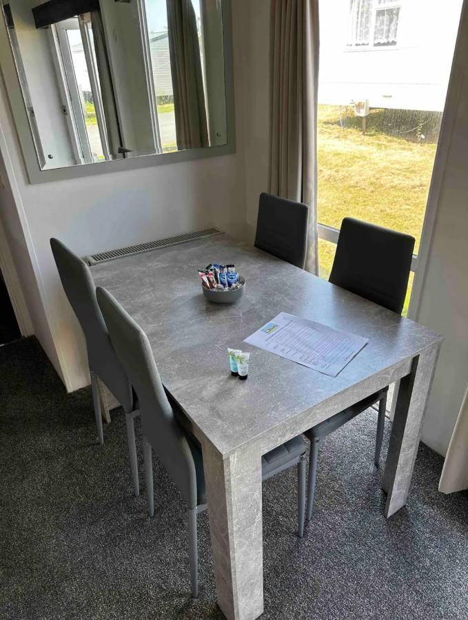 2 Bedroom Caravan With Sea Views Eastchurch Zewnętrze zdjęcie