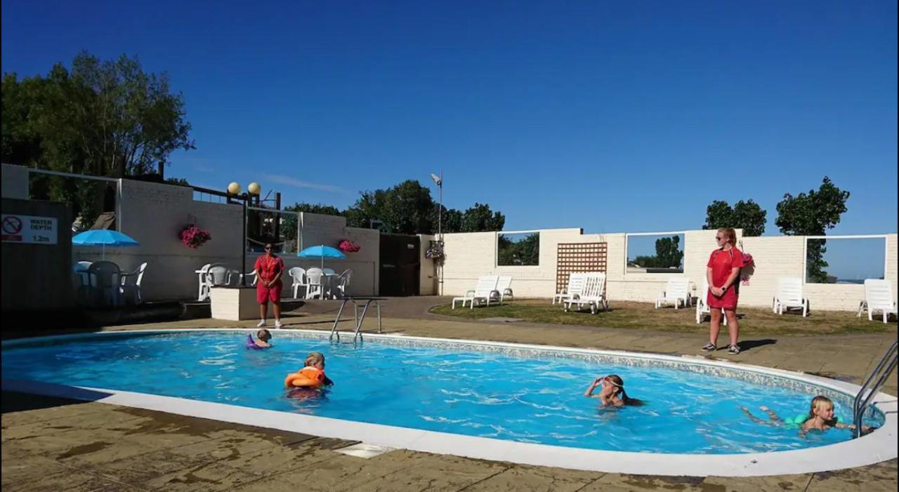 2 Bedroom Caravan With Sea Views Eastchurch Zewnętrze zdjęcie